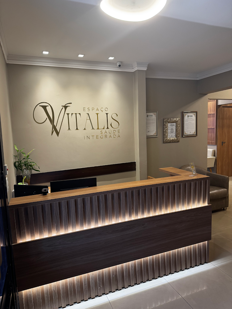 Recepção do Espaço Vitalis com logo em relevo dourado
