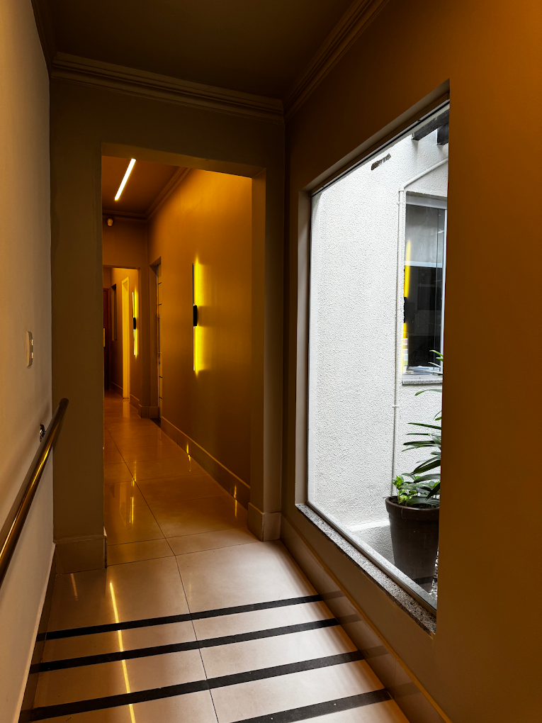 Corredor interno com iluminação âmbar